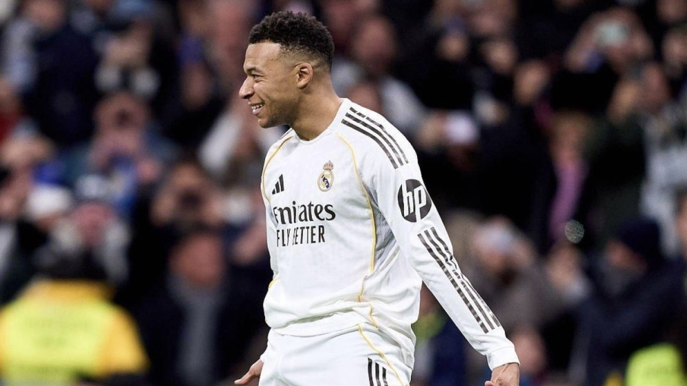 مبابي يثير الجدل برفض الممر الشرفي لبرشلونة في السوبر